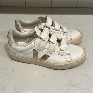 Women's Veja Recife Velcro sneaker, size 39 (US 8).
